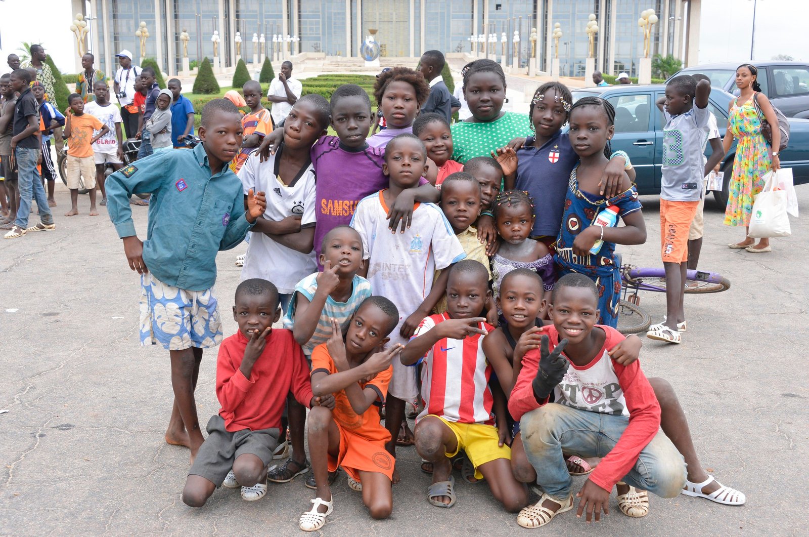 abidjan-ivory-coast-december-1-2015-achildren-ivory-coast-unidentified-boys-girls-posing-streets-ivory-coast